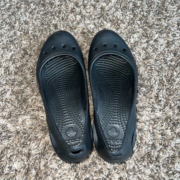 Crocs Black Cutout Flats Size 6 - Picture 4 of 7